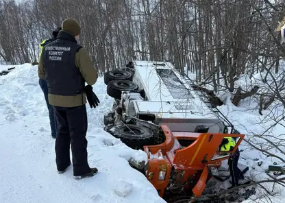 Десять человек пострадали при падении вахтового автобуса с моста в реку на Камчатке