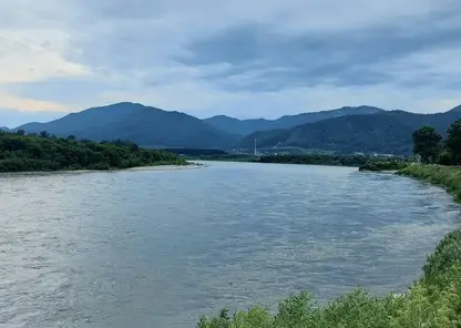 Река Абакан подтопила огороды в городе Абаза в Хакасии (видео)