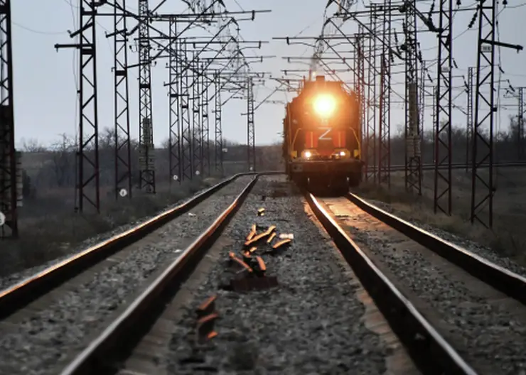 В Красноярском крае грузовой поезд протаранил зерновой бункер от комбайна