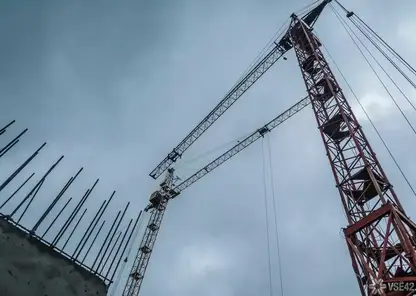 Крановщик пострадал при падении башенного крана в Кемерове