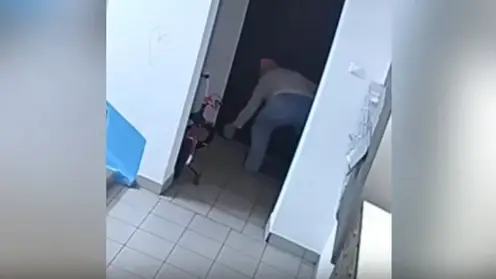 Жительница Новокузнецка кошмарит соседей проклятьями и солью