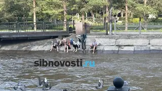 В Красноярске девочки-подростки устроили смертельно опасное развлечение на реке В Красноярске девочки-подростки устроили смертельно опасное развлечение на реке