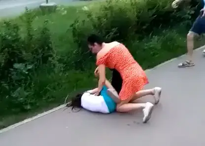 Женщина напала на незнакомую 8-летнюю девочку и начала душить у всех на глазах в микрорайоне Водников