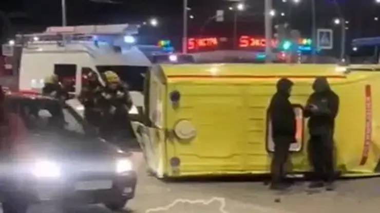 Скорая со срочным пациентом перевернулась в Кемерове