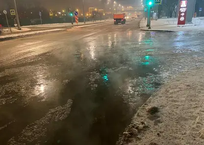 В Красноярске на ул. Маерчака прорвало трубу водоснабжения