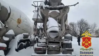 Пьяный кузбассовец в маске пытался сжечь автобетоносмеситель бывшего начальника