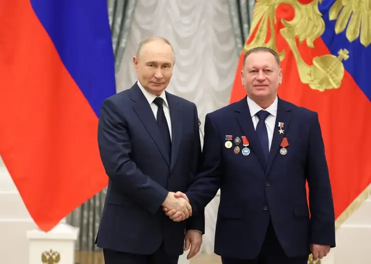 Владимир Путин вручил звезду Героя Труда норильчанину Александру Хохлачеву
