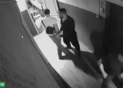 «Хотел понтануться»: посетители бара в Красноярске избили 16-летнего парня в туалете и отняли 400 тысяч рублей