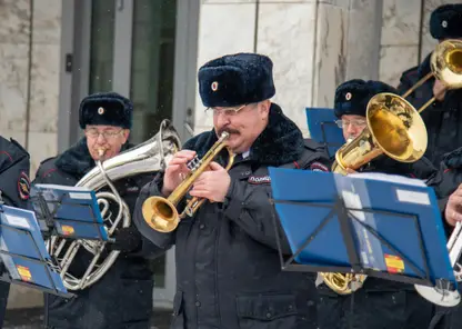 В преддверии 8 Марта полицейские в Красноярске организовали праздничный концерт и дарили тюльпаны