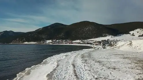 Легковушка ушла под лед на Байкале