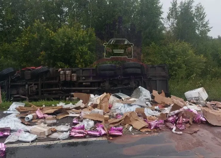 Два грузовика столкнулись на трассе Красноярск-Канск. Один водитель погиб