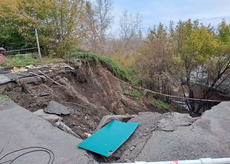 В Красноярске объявили угрозу ЧС из-за склона на улице Никитина