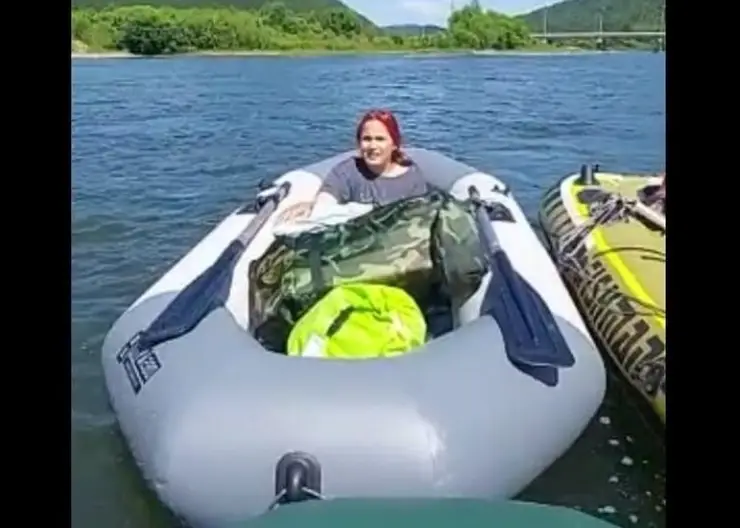 33-летняя женщина и 10-летний ребенок пропали во время сплава по Мане