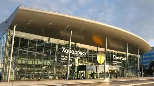 Буйный красноярец устроил дебош на борту самолёта и пытался открыть аварийный выход