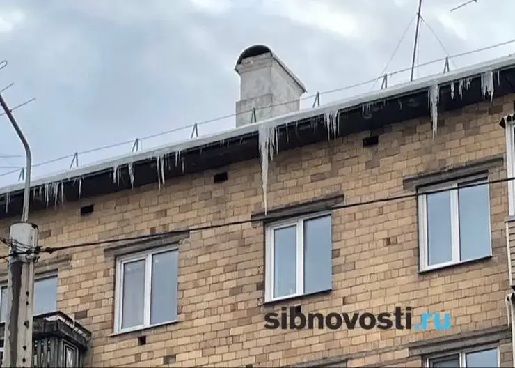 Красноярцы заметили на крышах «сосульки-убийцы» после потепления на улице