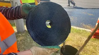 «Скотч» для дороги: в красноярской мэрии рассказали и показали, чем склеивают асфальт