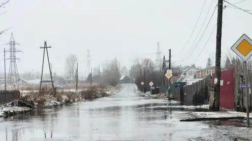 Под Красноярском затопило дорогу талыми водами