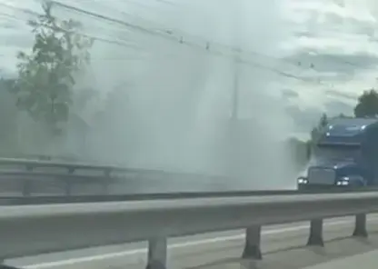 В Красноярске на Пограничников прорвало трубу, фонтан заливает дорогу