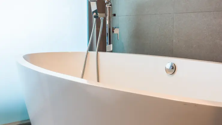 Пять дней в ванной пролежал новосибирец. Он не мог из нее вылезти из-за лишнего веса