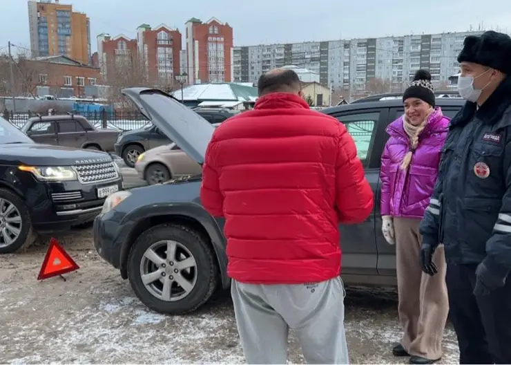 Автоинспекторы проверили красноярских водителей на отзывчивость с помощью автоледи