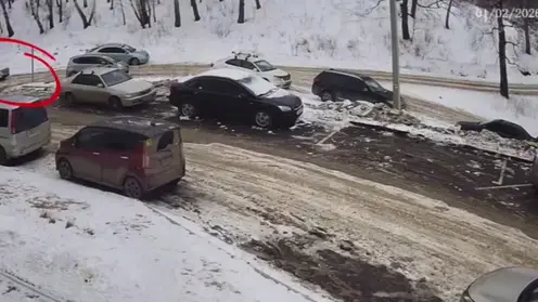 Восьмилетний мальчик угодил под машину в Красноярске, катаясь на снегокате