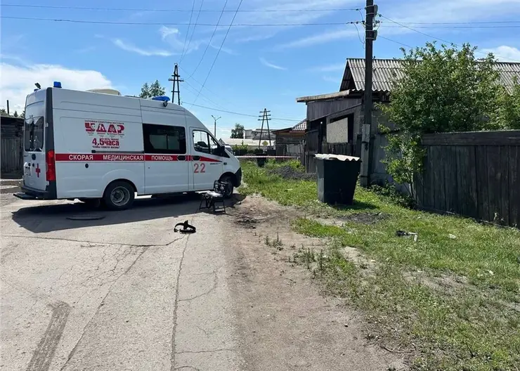 Житель Хакасии отобрал пистолет у полицейского и выстрелил ему в живот, а сам позднее умер в карете «скорой» по пути в психиатрическую клинику