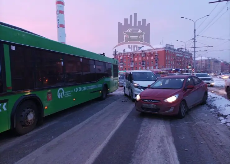 В Красноярске произошло ДТП с участием автобуса и двух автомобилей