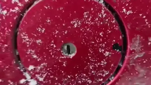 Волонтер-поисковик чуть не умерла от холода на трассе под Красноярском: неизвестные слили бензин из ее машины