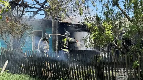 В Красноярском крае подростки помогли выбраться семье из горящего дома