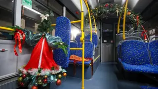 Красноярские кондукторы своими силами создали новогоднюю атмосферу в автобусах