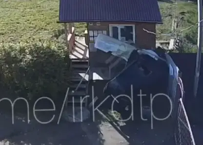 В Иркутской области внедорожник влетел в дом и сбил двух школьниц
