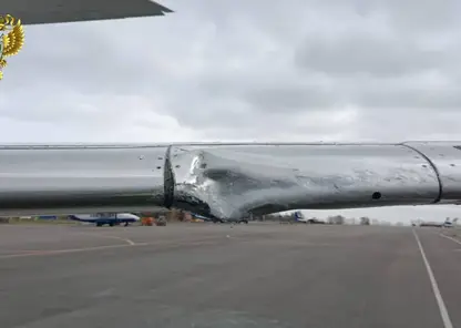 Самолет зацепил микроавтобус во время рулежки в аэропорту Иркутска