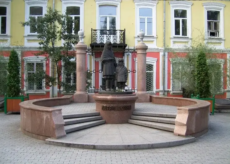 Первый в РФ памятник детям войны, установленный в центре Красноярска в 2005 году, перенесут на новое место
