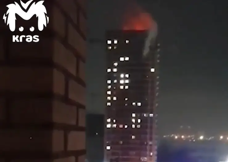 В Красноярске на улице Судостроительной загорелся 25-этажный дом