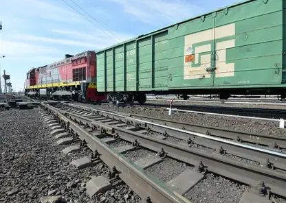 Монтёр железнодорожных путей погиб под колёсами грузового поезда в Красноярском крае