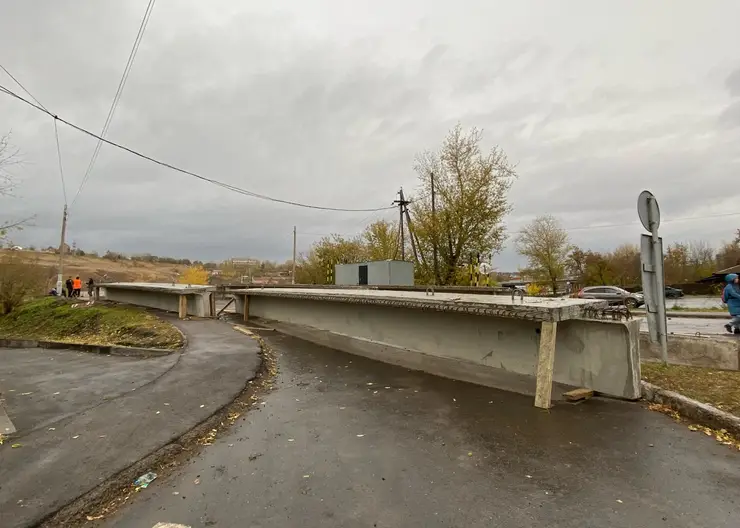 К сломанному мосту через Качу в Красноярске доставили новые пролеты