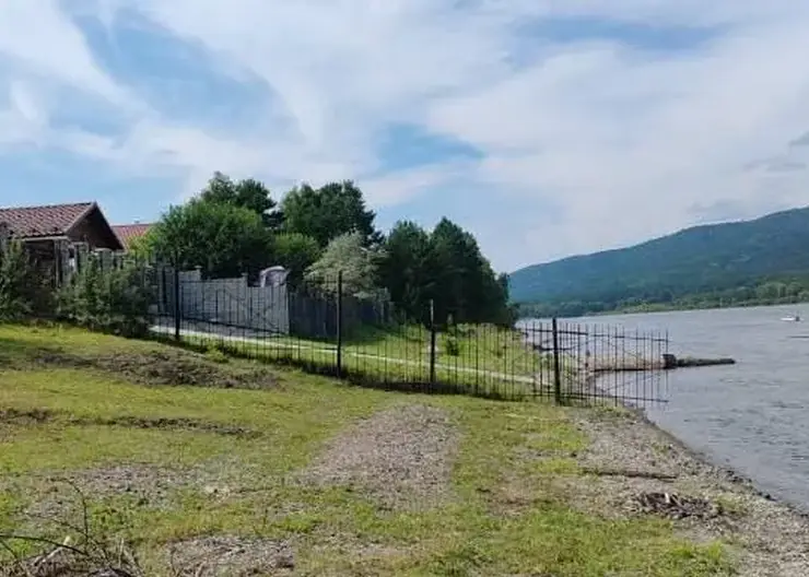 Берега Енисея, Маны и Базаихи освобождают от незаконных заборов