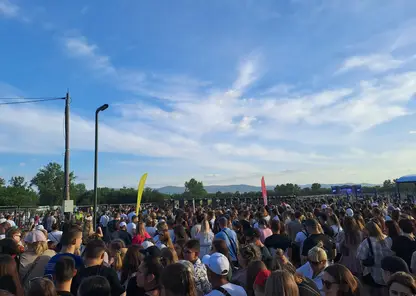 Толпы красноярцев собрались на концерт Клавы Коки на острове Татышев