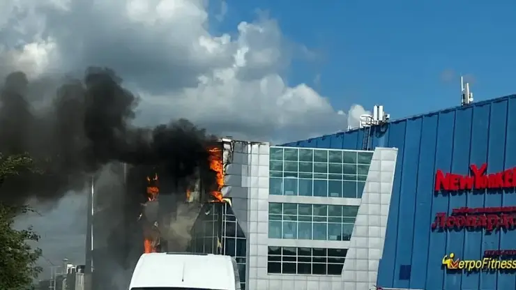 Кадры с пожара крупного торгового центра «Лапландия» в Кемерове. Всех сотрудников и посетителей эвакуировали