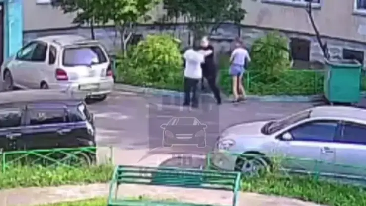 Мужчину жестоко избили в Свердовском районе Красноярска (видео)