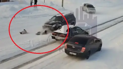 «Мамочка, мамочка»: в Красноярском крае женщина сбила двух 7-летних девочек