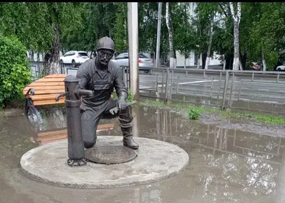 Ирония стихии в Горно-Алтайске: там подтопленным оказался памятник работникам ЖКХ