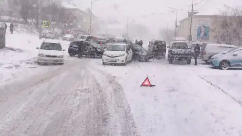 На Камчатке сильный гололед: в регионе фиксируют массовые ДТП, дороги превратились в «зеркало»