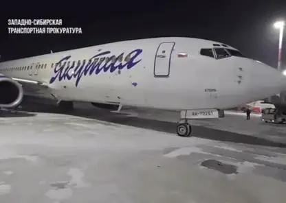 Летевший из Новосибирска в Якутск самолет совершил аварийную посадку в Красноярске