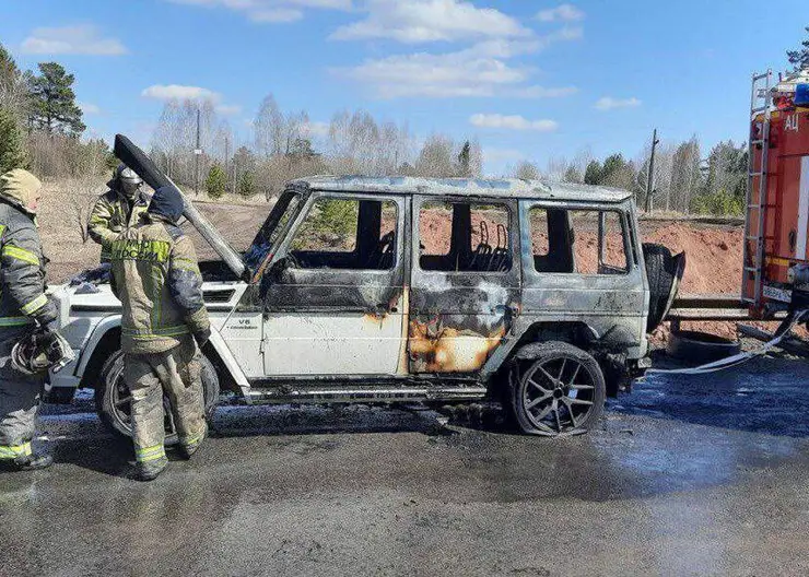 На трассе под Красноярском сгорел уходивший от погони Mercedes