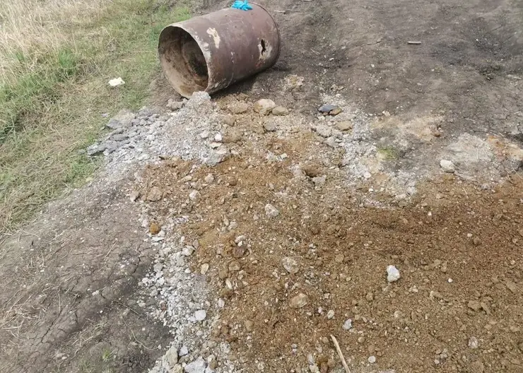 Следователи просят красноярцев помочь установить личность мужчины, останки которого нашли в металлической бочке