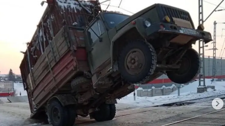 Сотрудница КрасЖД предотвратила ДТП в Иланском