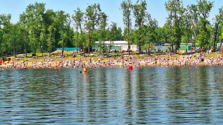 «Полотенце негде расстелить». Красноярцы массово отправились на пляжи острова Татышев в праздничные выходные