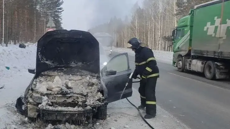 Автомобиль загорелся на трассе в Красноярском крае