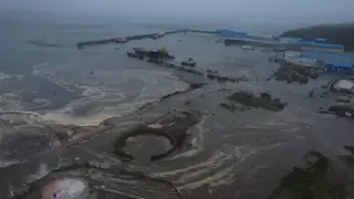 Цунами обрушились на берег курильского острова Парамушир в районе прибрежной зоны Северо-Курильска